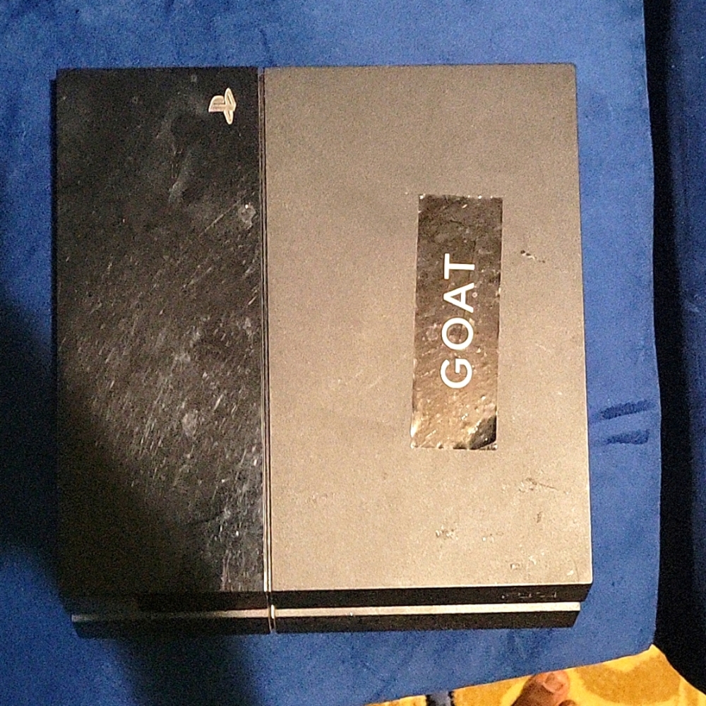Ps4 with controller and ac plug and hdmi